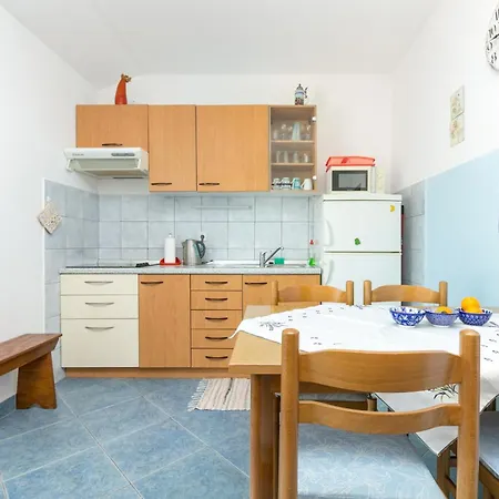Apartments By The Sea Stomorska, Solta - 8650